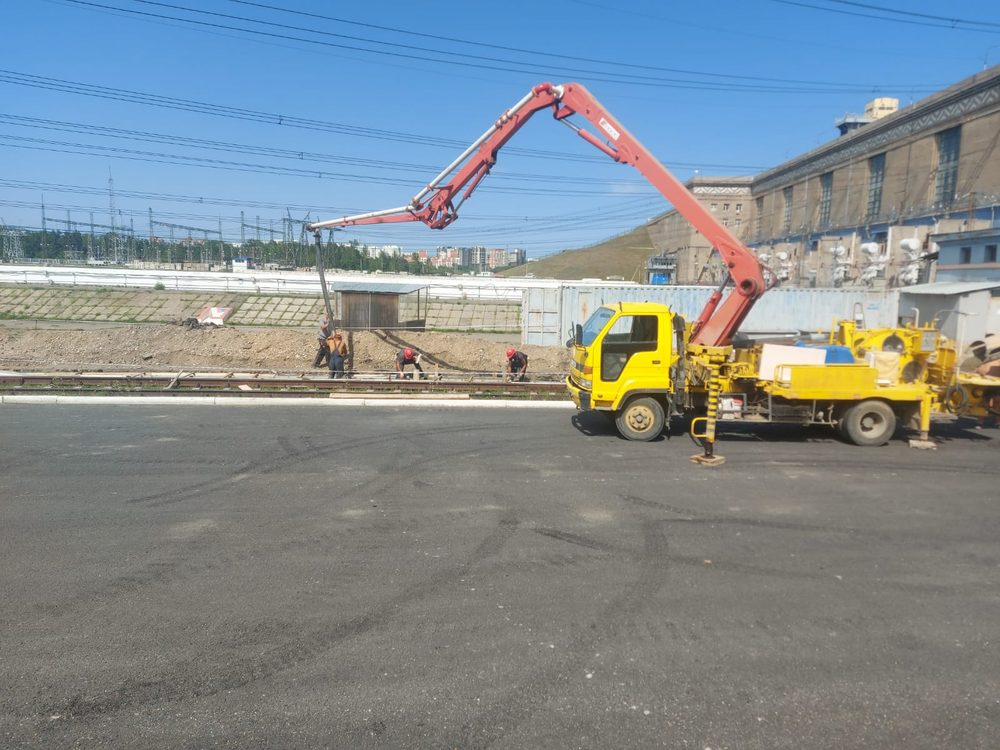Автобетононасос — подача бетона на плиту