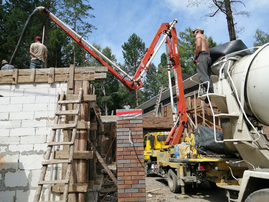 Заливка стен в опалубку бетононасосом